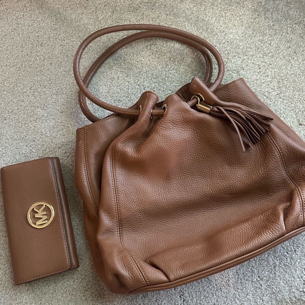 Michael Kors Brown Shoulder Bag with Luxurious Leather Finish